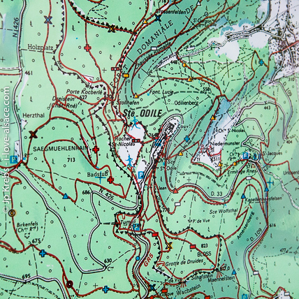 Der Vogesenclub gibt detaillierte Karten und Streckenführer heraus, in denen die ausgeschilderten Wege verzeichnet sind (die findet man überall im Handel).