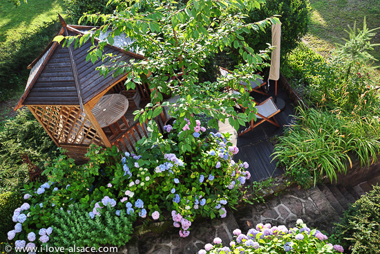 Ein Gartenhäuschen mit Essecke, kleine Terrasse, 2 Gartenstühle und Sonnenschirm steht für unsere Gäste der WANDERER Fewo zu Verfügung.