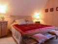 Une literie belle et confortable vous permettra de profiter pleinement de vos vacances en Alsace! La chambre de l'appartement le Randonneur dispose d'un lit double King size de 180 x 200 cm.